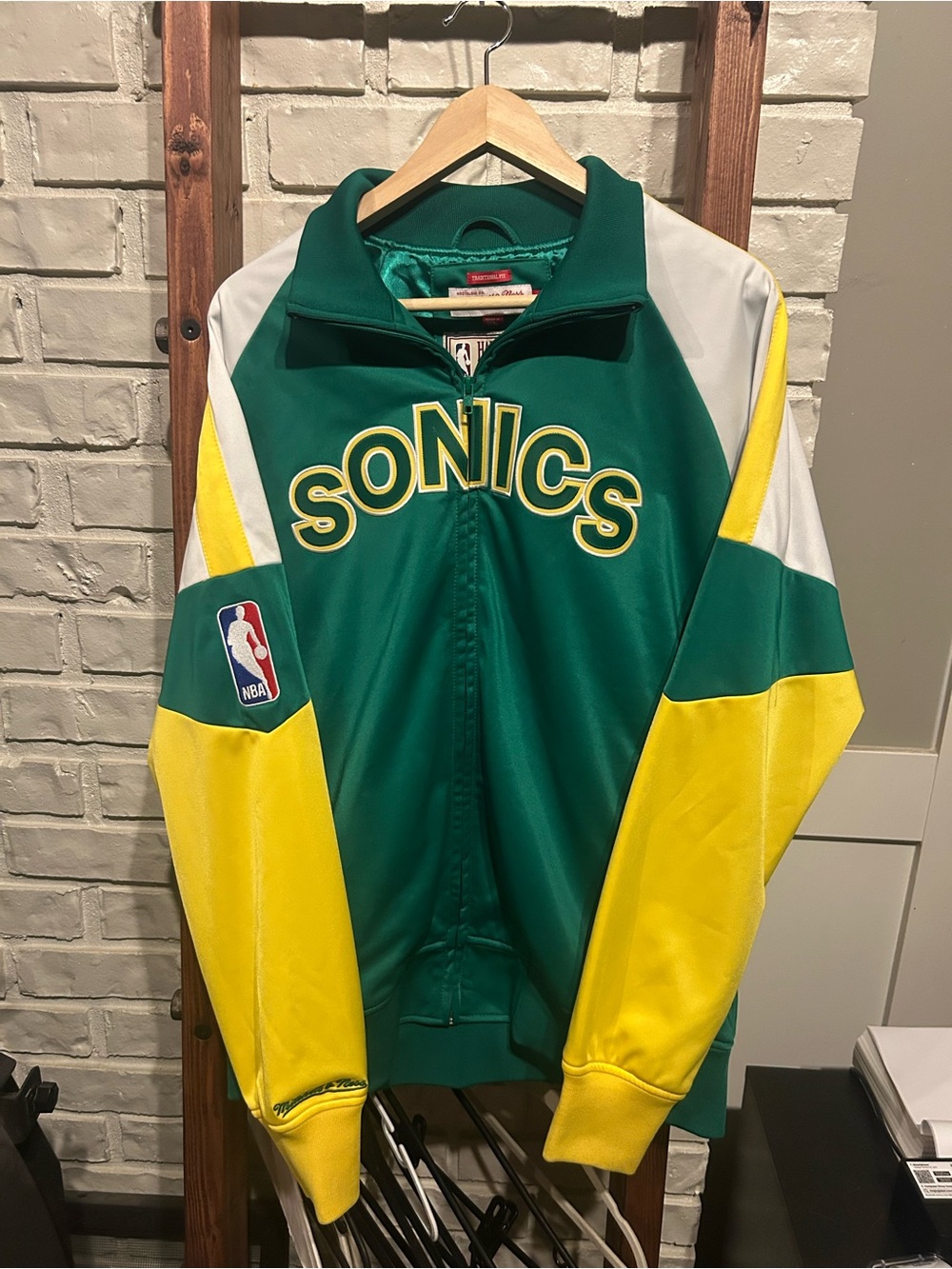 vintage-style Mitchell & Ness Seattle SuperSonics Hardwood Classics zipup size L